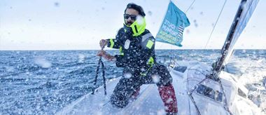 Le navigateur Yoann Richomme faisant face à la tempête pendant la Route du Rhum 2018