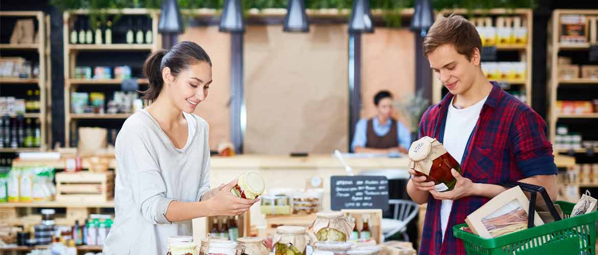 Couple faisant leur course dans un supermarché bio