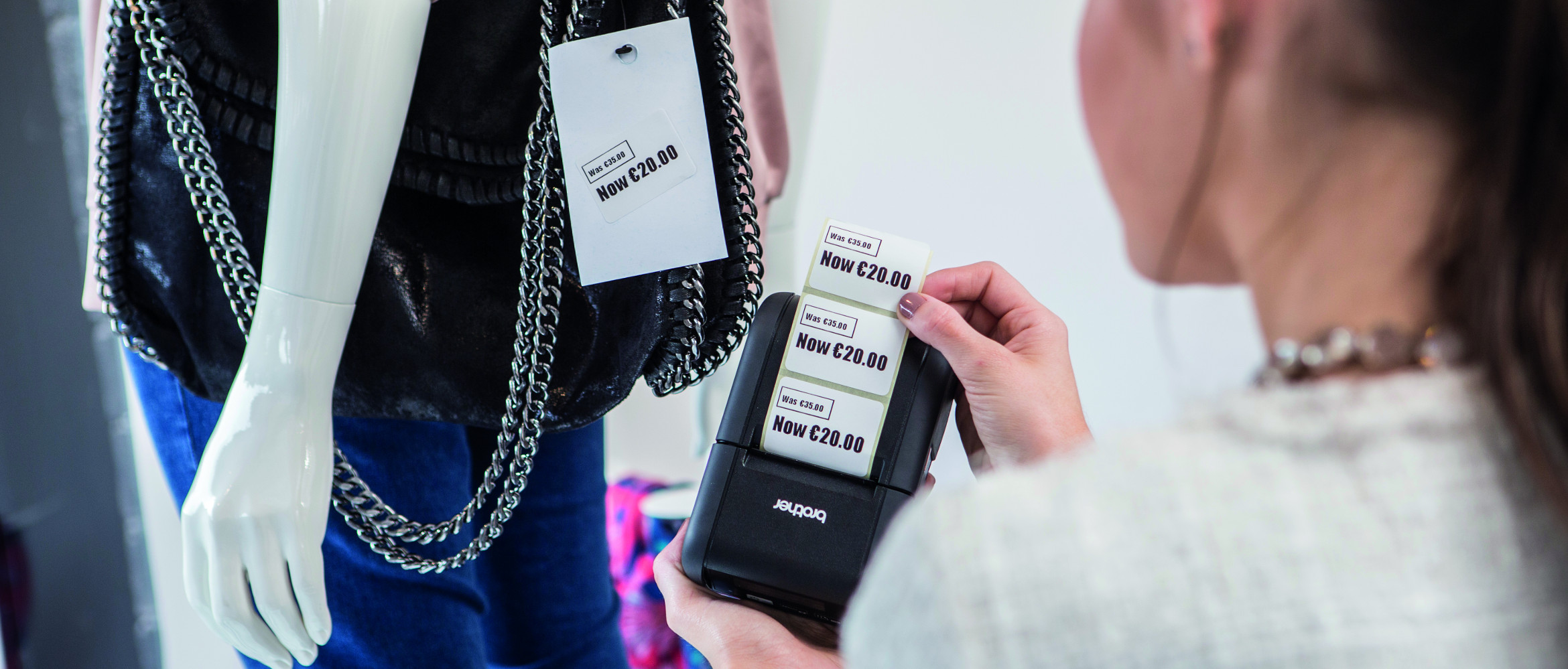 Une femme imprimant un ticket avec l'imprimante d'étiquettes mobile RJ-2150 de Brother.