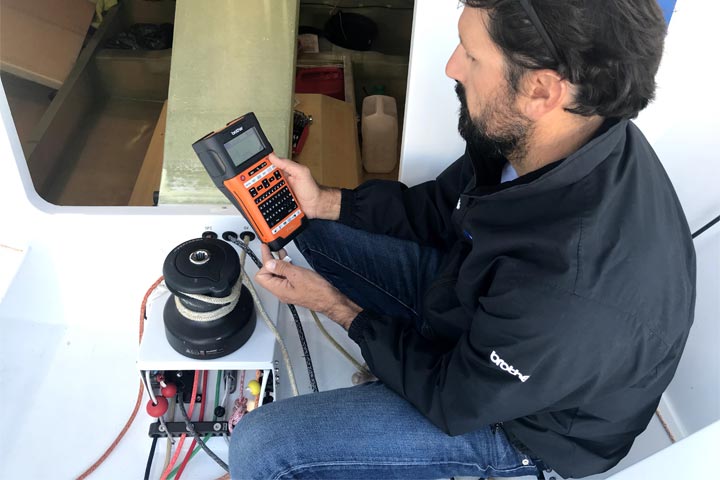 Yoann Richomme utilise une étiqueteuse professionnelle Brother à bord de son voilier.