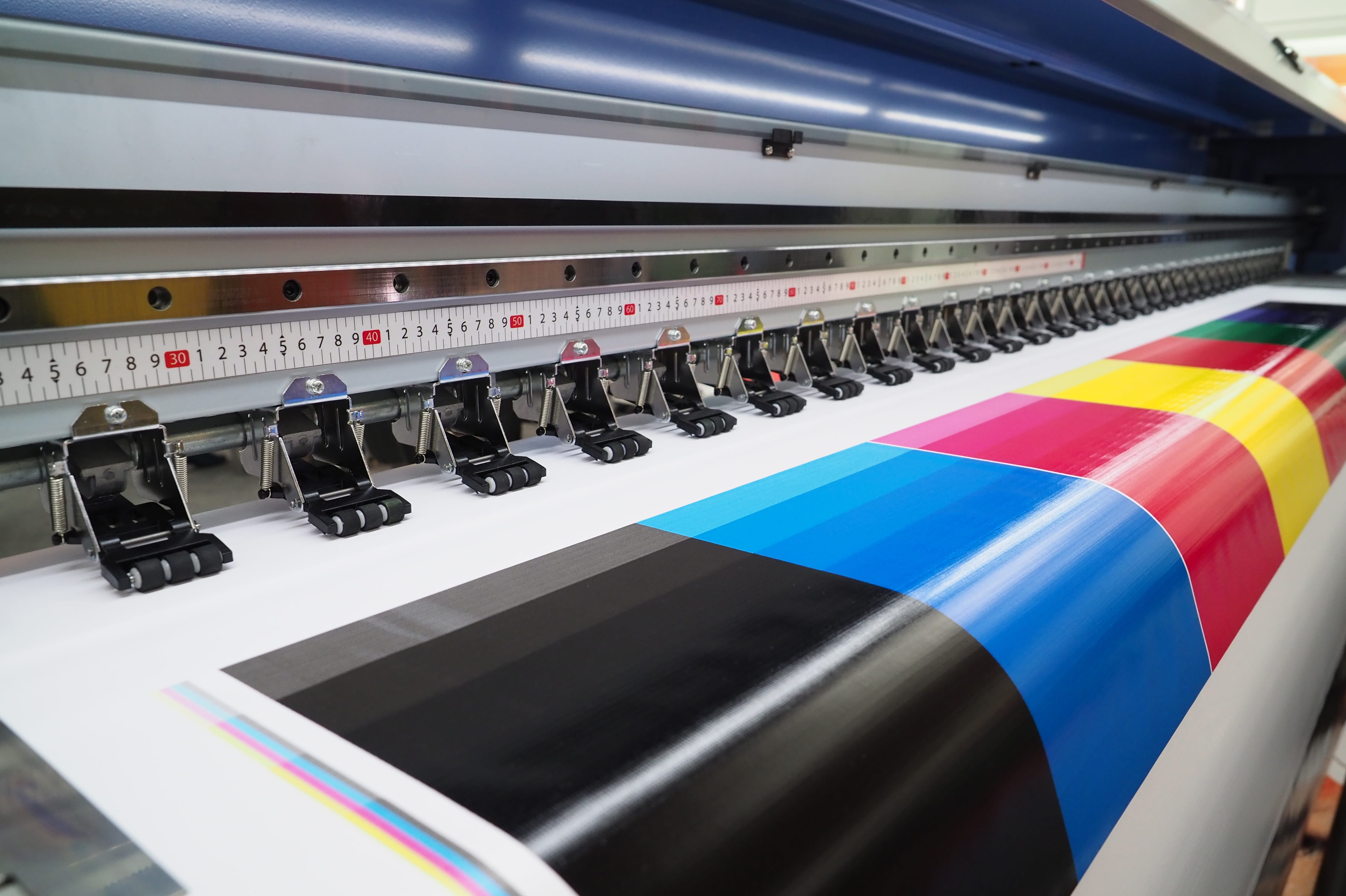 Une imprimante traceur imprime des étiquettes de remise