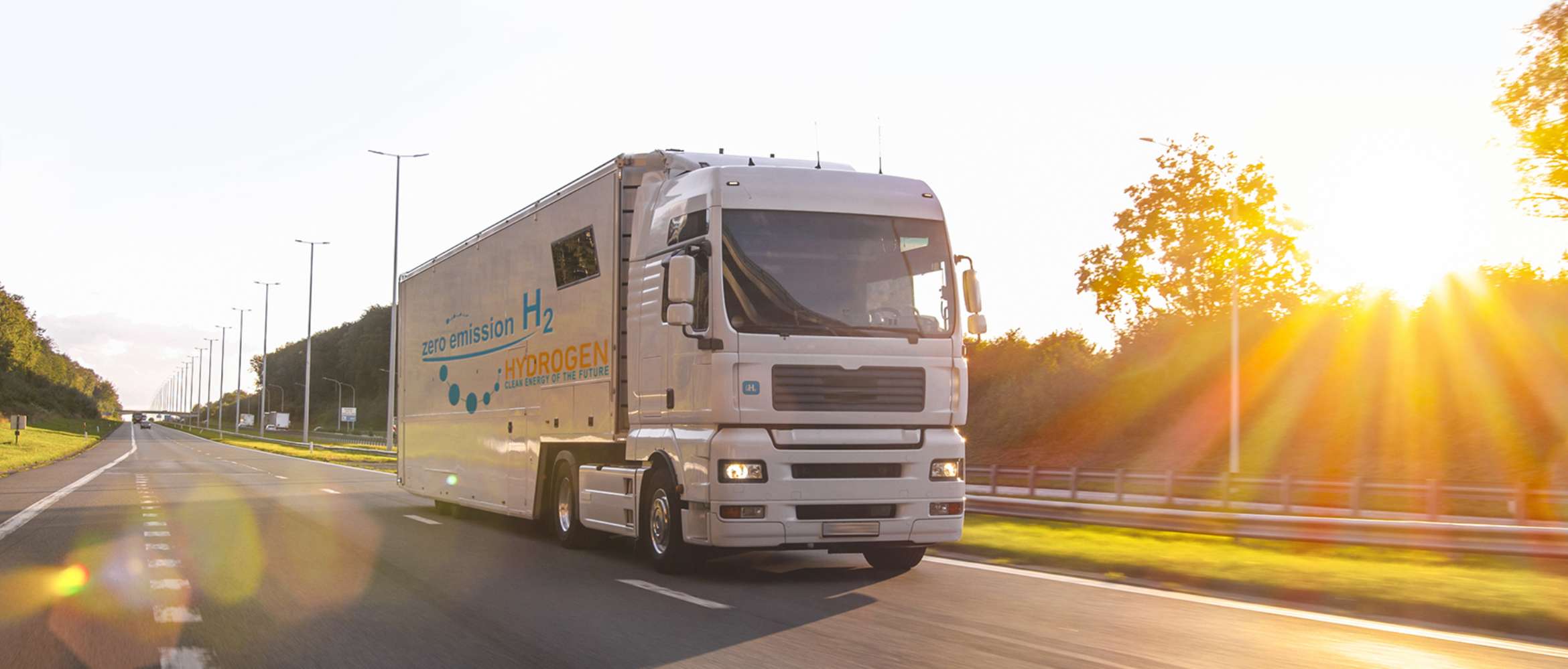 Un camion à hydrogène sans émission roule sur une autoroute ensoleillée dans cette scène de transport et de logistique. 