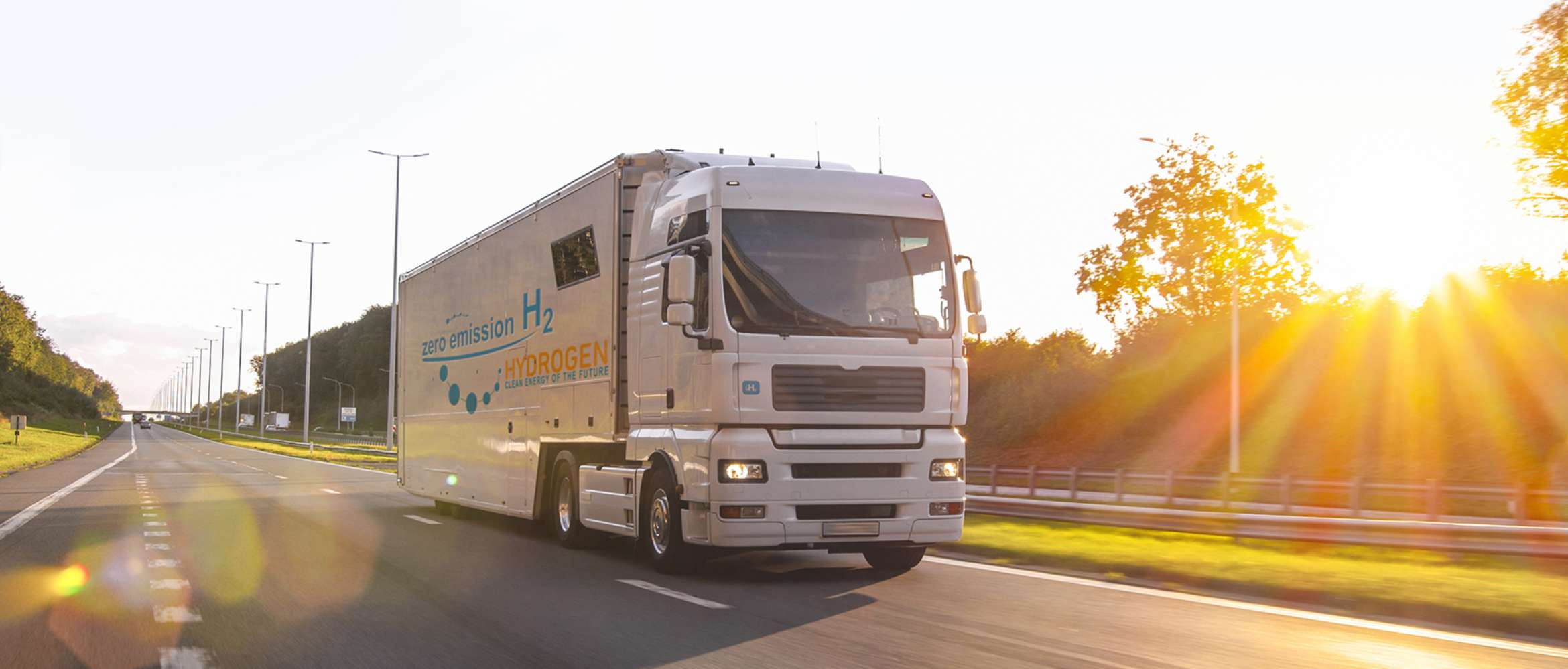 Un camion à hydrogène sans émission roule sur une autoroute ensoleillée dans cette scène de transport et de logistique.