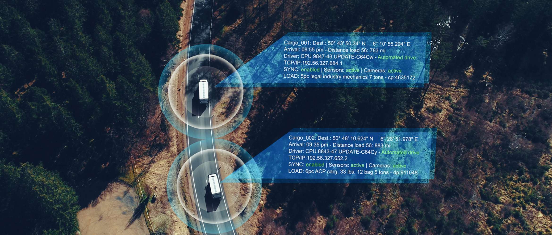 Deux camions sont vus de haut en bas du ciel en naviguant sur une route de campagne dans cette scène de transport et de logistique. Les deux véhicules sont annotés avec des statistiques qui affichent leurs coordonnées, le code de fret, l'heure d'arrivée, les détails du conducteur, les informations logistiques, chargez les détails et plus encore.