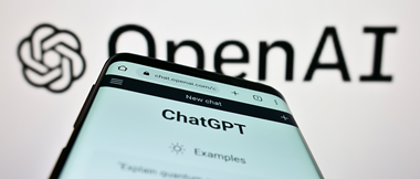 Un smartphone connecté à ChatGPT en pointant vers le logo OpenAI