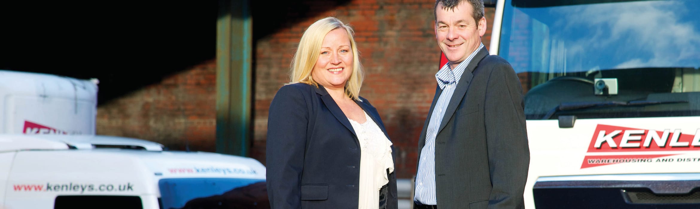 Lesley Walker et Campbell Elliott devant un véhicule de livraison Kenley blanc