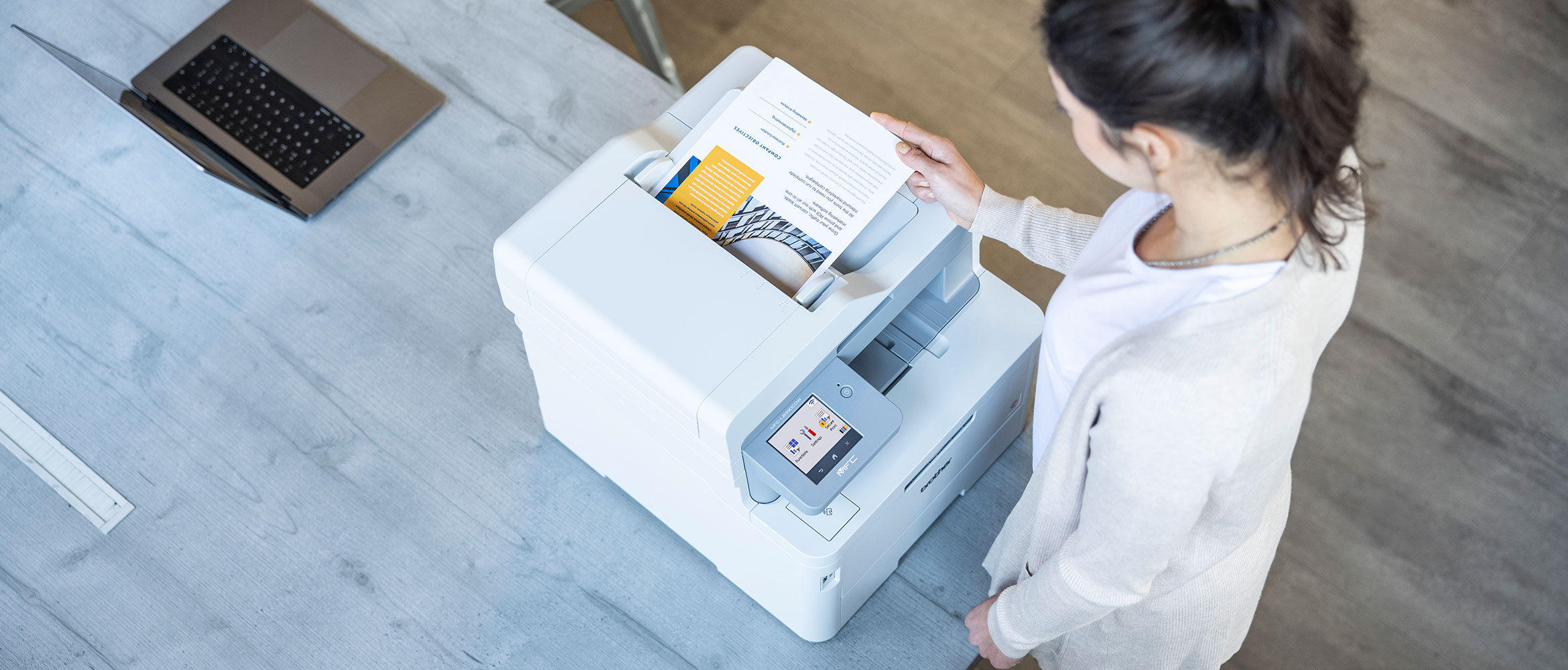 Image aérienne de l'imprimante MFC-L8390CDW affichant une numérisation en couleur.