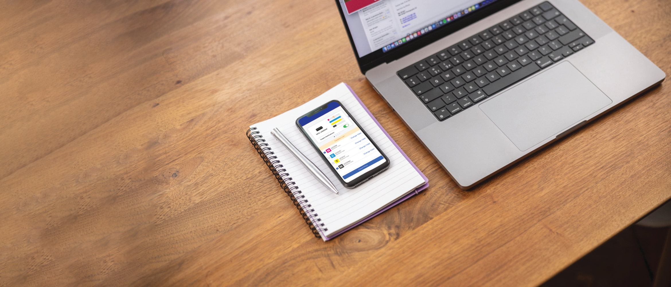 Un téléphone avec l'application Mes Fournitures ouverte sur un bureau 