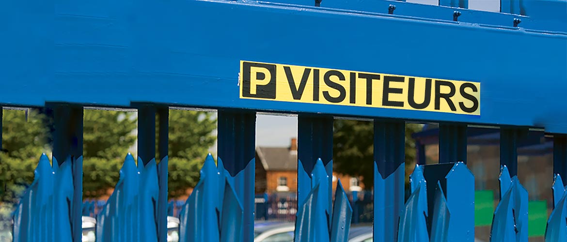 Etiquette Brother indiquant le parking visiteurs