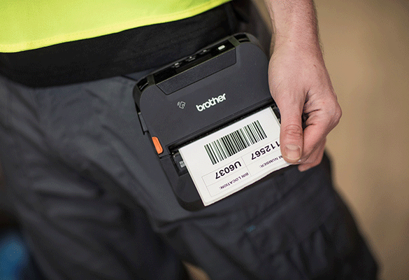 RJ-4 imprimante imprimant l'étiquette sur le clip de ceinture d'une personne en pantalon noir