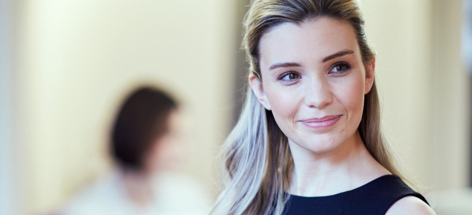 Femme souriante au bureau 