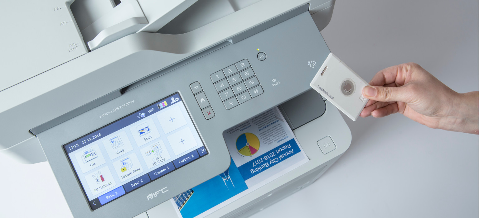 Zoom sur l'imprimante multifonction Brother MFC-L9570CDW avec écran tactile et carte NFC 