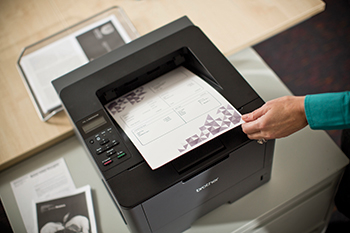 Document sortant d'une imprimante Brother