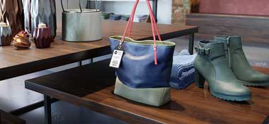 Sac à main, chaussures dans un magasin