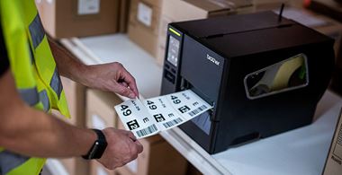 Imprimante d'étiquettes industrielles TJ imprimant des étiquettes de localisation dans un entrepôt