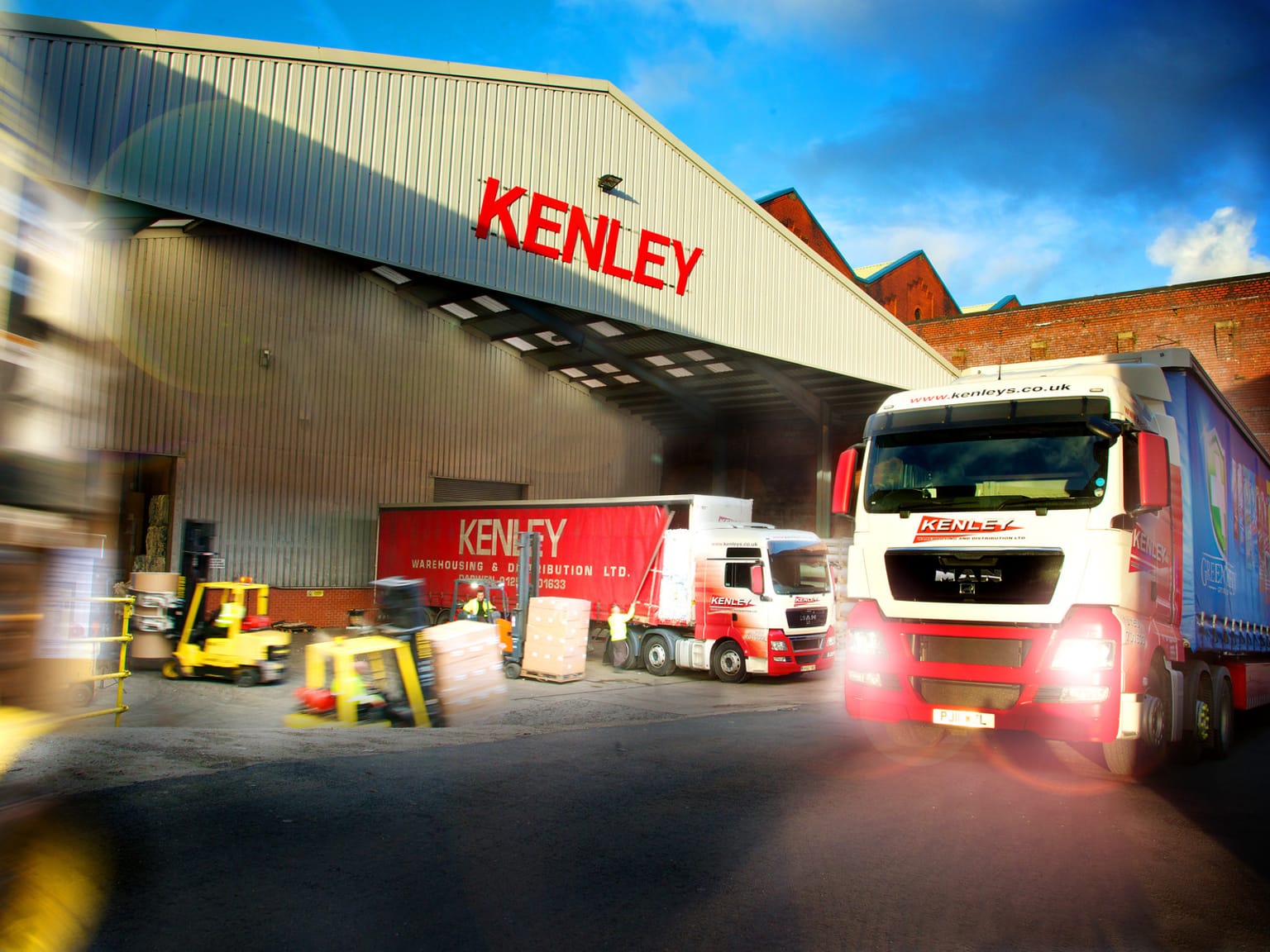 Véhicules de livraison et chariots élévateurs à l'extérieur de l'entrepôt et du centre de distribution de Kenley