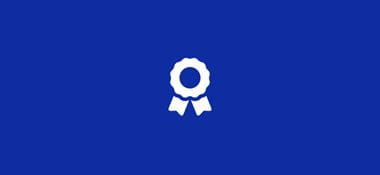 Fond bleu avec icône blanche représentation un ruban récompense