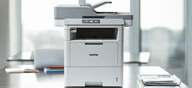 MFC-L6900DW, imprimante laser mono professionnelle posée sur un bureau