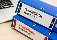 Classeurs de documents identifiés par des étiquettes imprimées sur une imprimante Brother QL-820NWBVM 