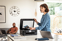 Femme numérisant sur l'imprimante multifonction DCP-J1140DW de la maison