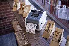 Etiqueteuse TD-4D imprimant une étiquette à coller sur des boîtes à sandwich dans une zone de vente au détail de produits de charcuterie