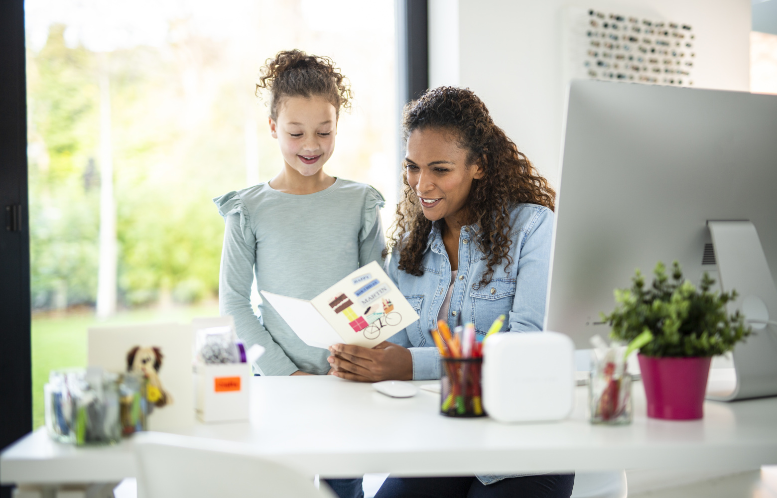 Mère et fille créant une carte personnalisée à l'aide d'une imprimante d'étiquettes Brother P-touch