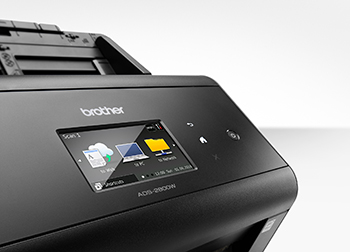Gros plan sur le scanner ADS-2800W de Brother et son écran tactile couleur