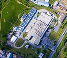 Vue aérienne des panneaux solaires de l'usine de recyclage de Brother en Slovaquie.