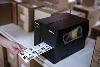 Une imprimante d'étiquettes industrielles TJ de Brother utilisée pour éditer des étiquettes et codes-barres au sein d'un entrepôt 