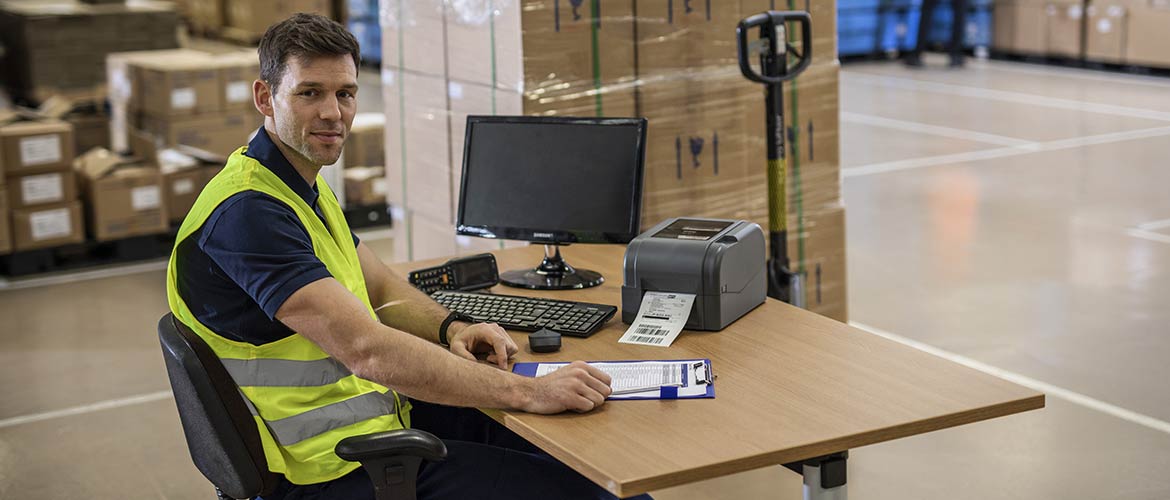 addetto alla logistica stampa etichetta per spedizioni