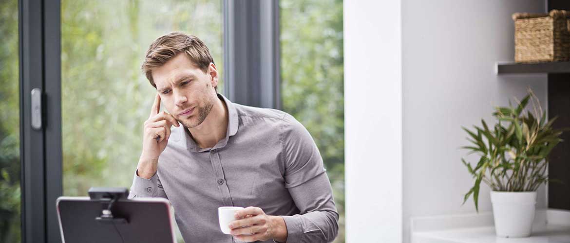 ragazzo in smart working con pc e tazza di caffè