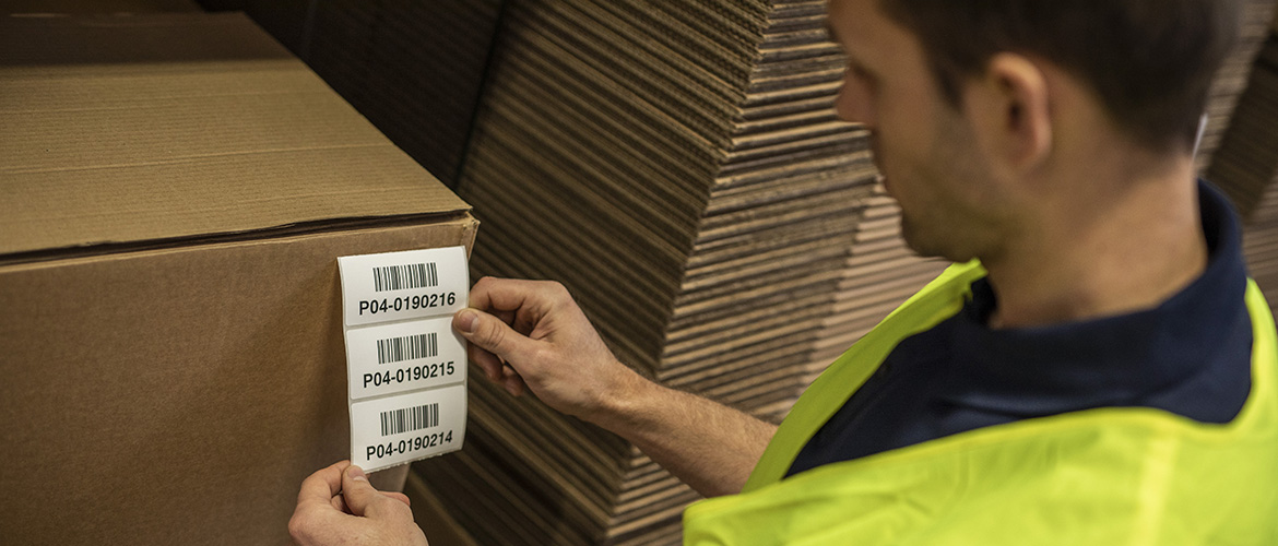 Labelling Lifecycle Management: addetto logistica etichetta scatole