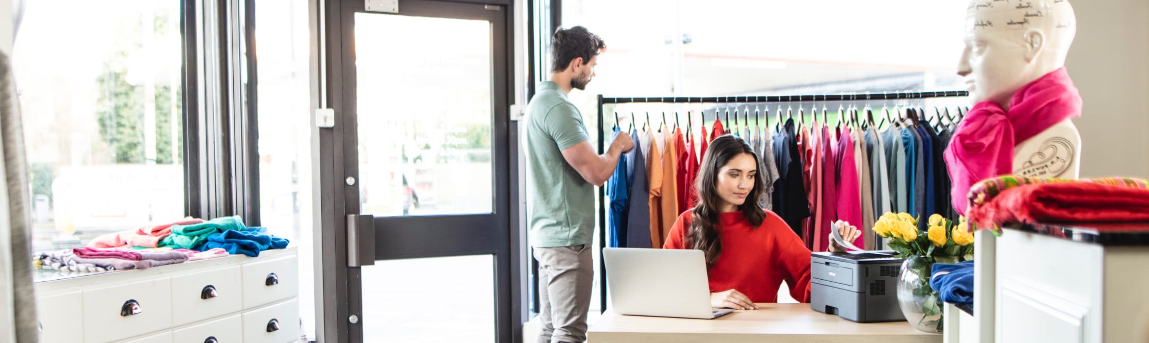 negozio di vestiti con commessa e cliente