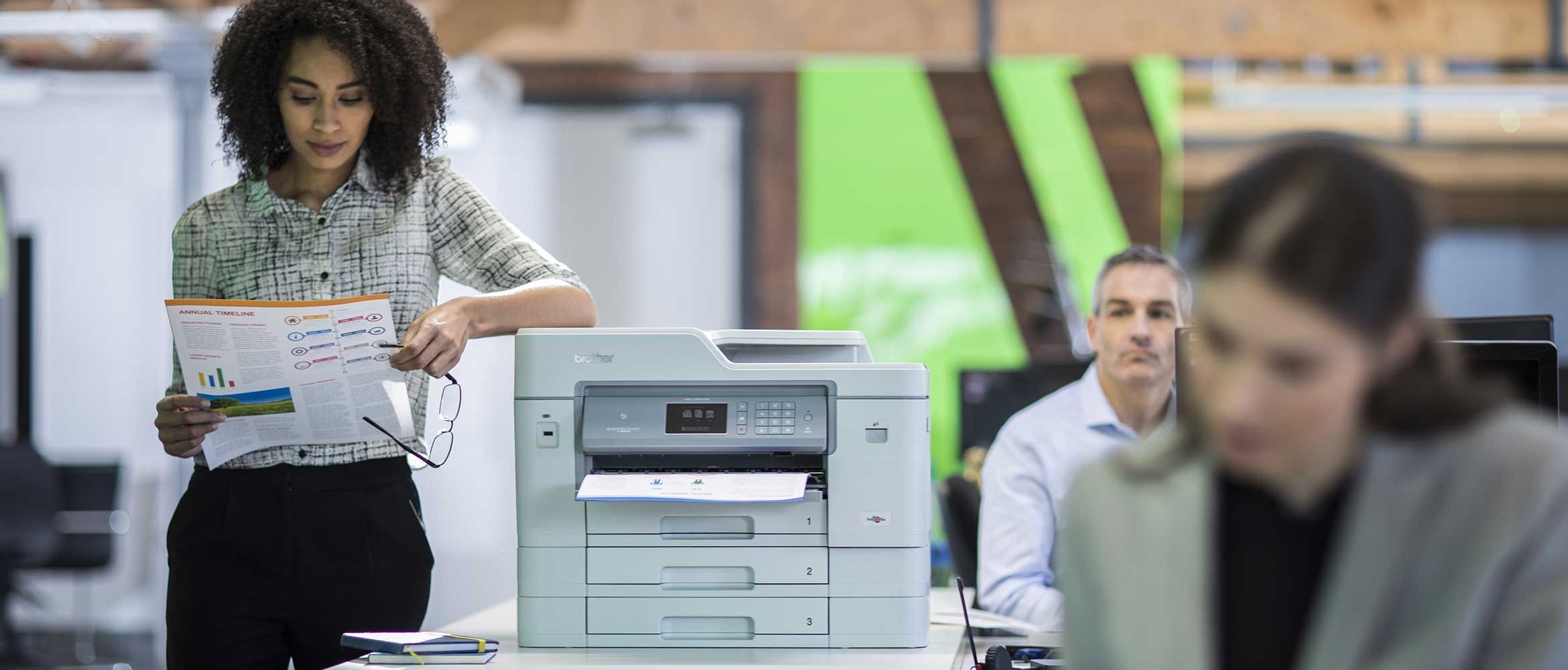 Stampante multifunzione Brother in ufficio con persone