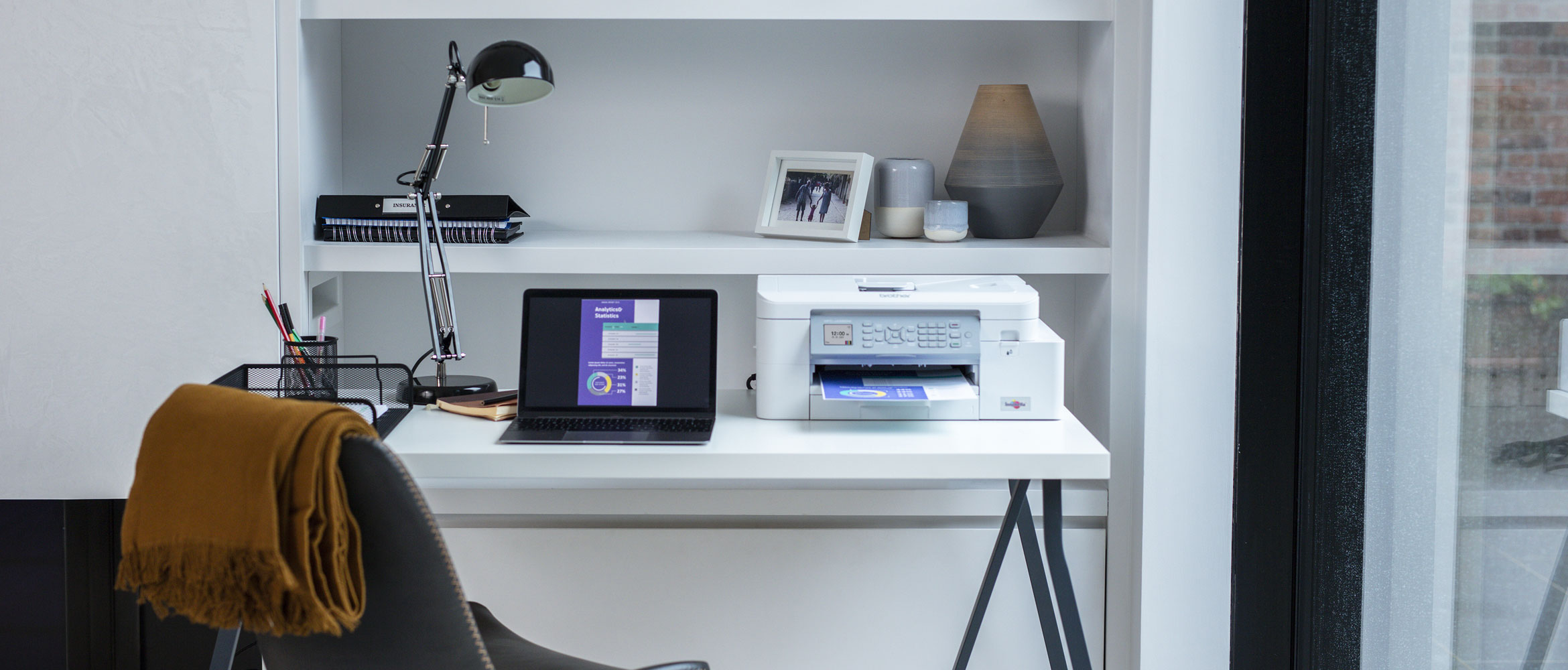Stampante multifunzione inkjet MFC-J4340DW su una scrivania a casa