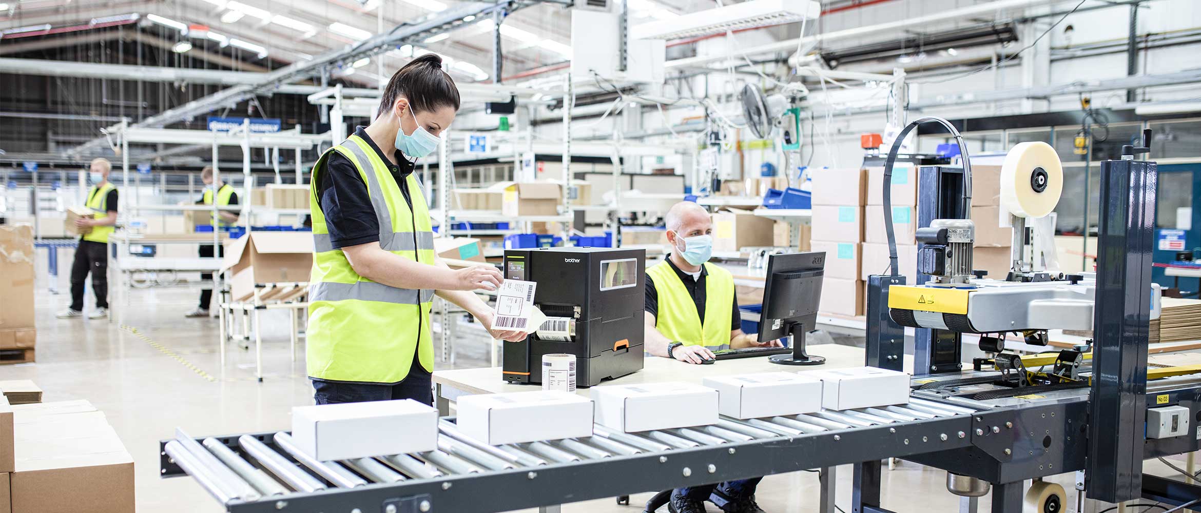 Stampante barcode industriale Brother gamma TJ in una logistica