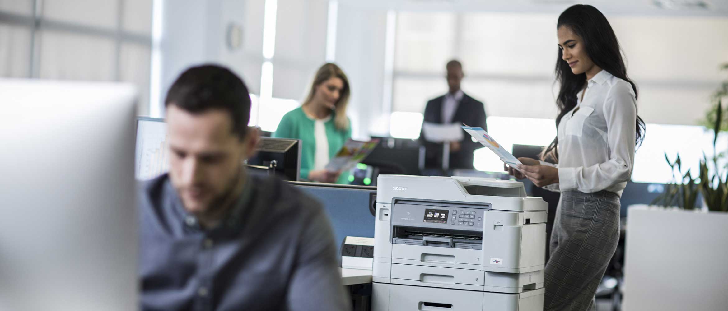 Stampante multifunzione Brother in ufficio con persone