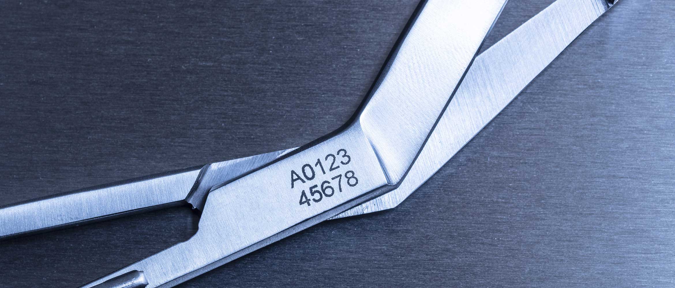 Forbice in acciaio con numero di serie inciso con la soluzione Brother per la marcatura elettrolitica