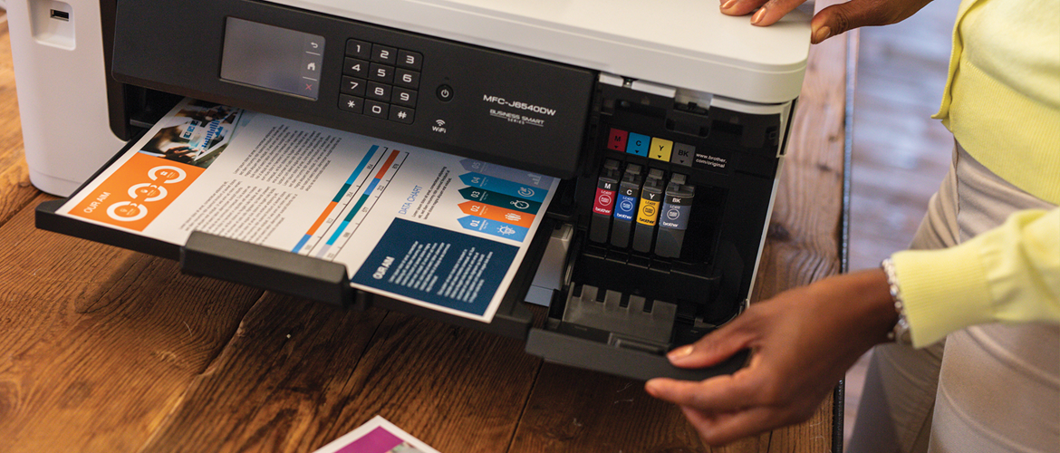 stampante inkjet Brother stampa un foglio a colori