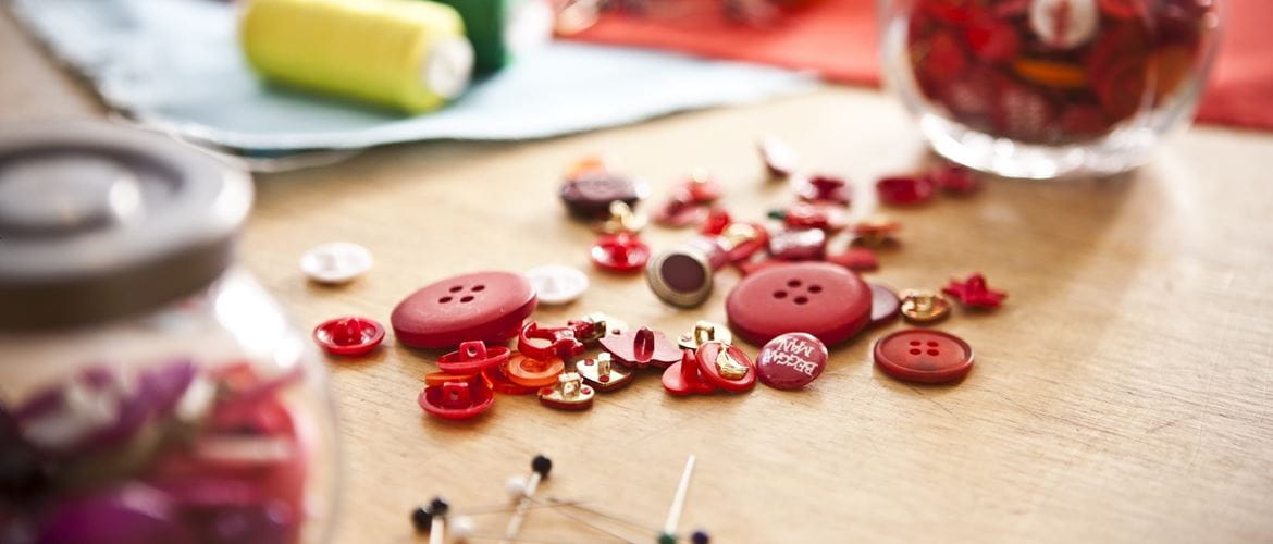 Bottoni e spilli per cucire su un tavolo