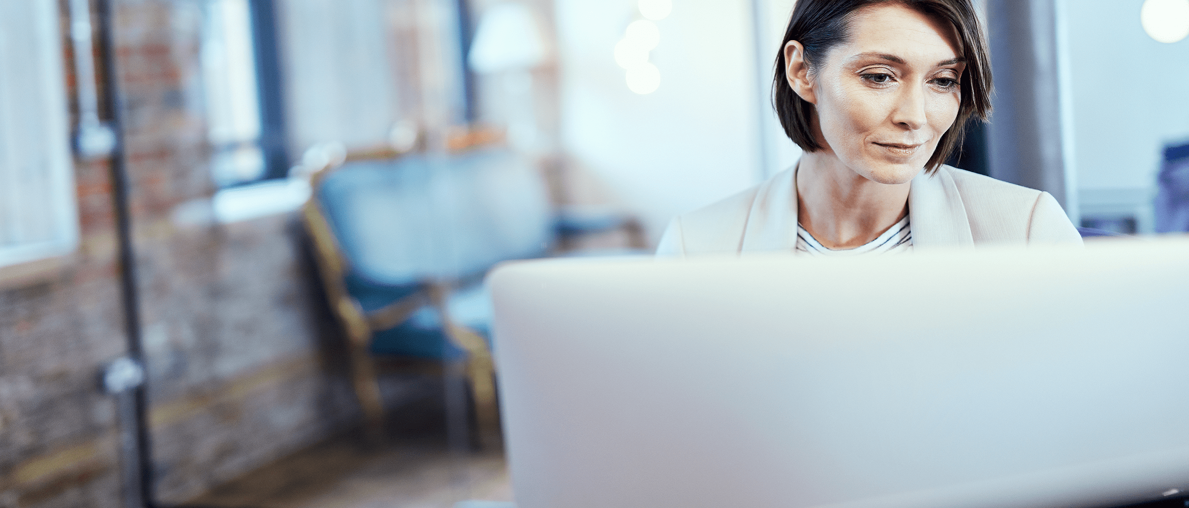 donna utilizza notebook per informarsi su bradmin