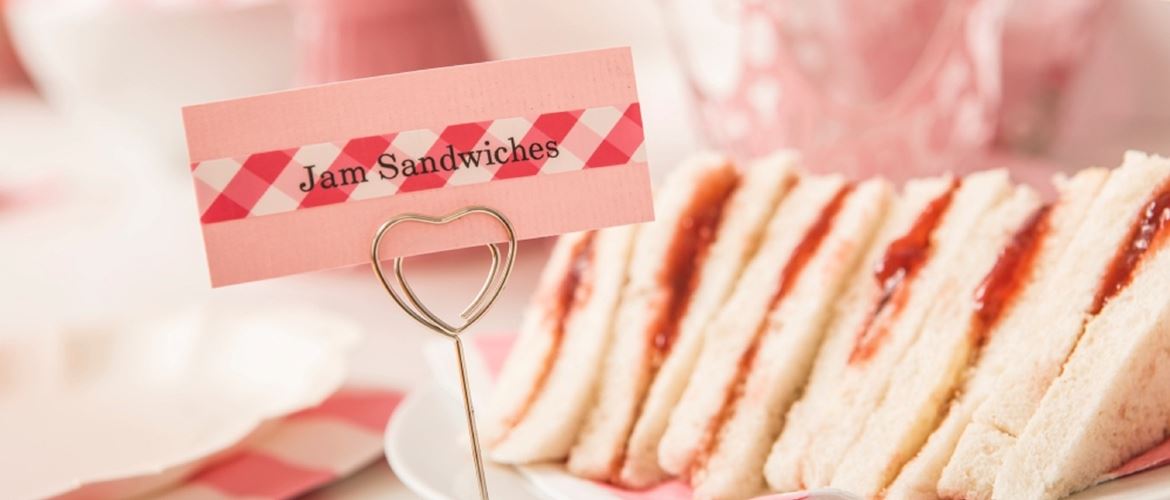 Etichette Brother TZe utilizzate in cucina con dei sandwich
