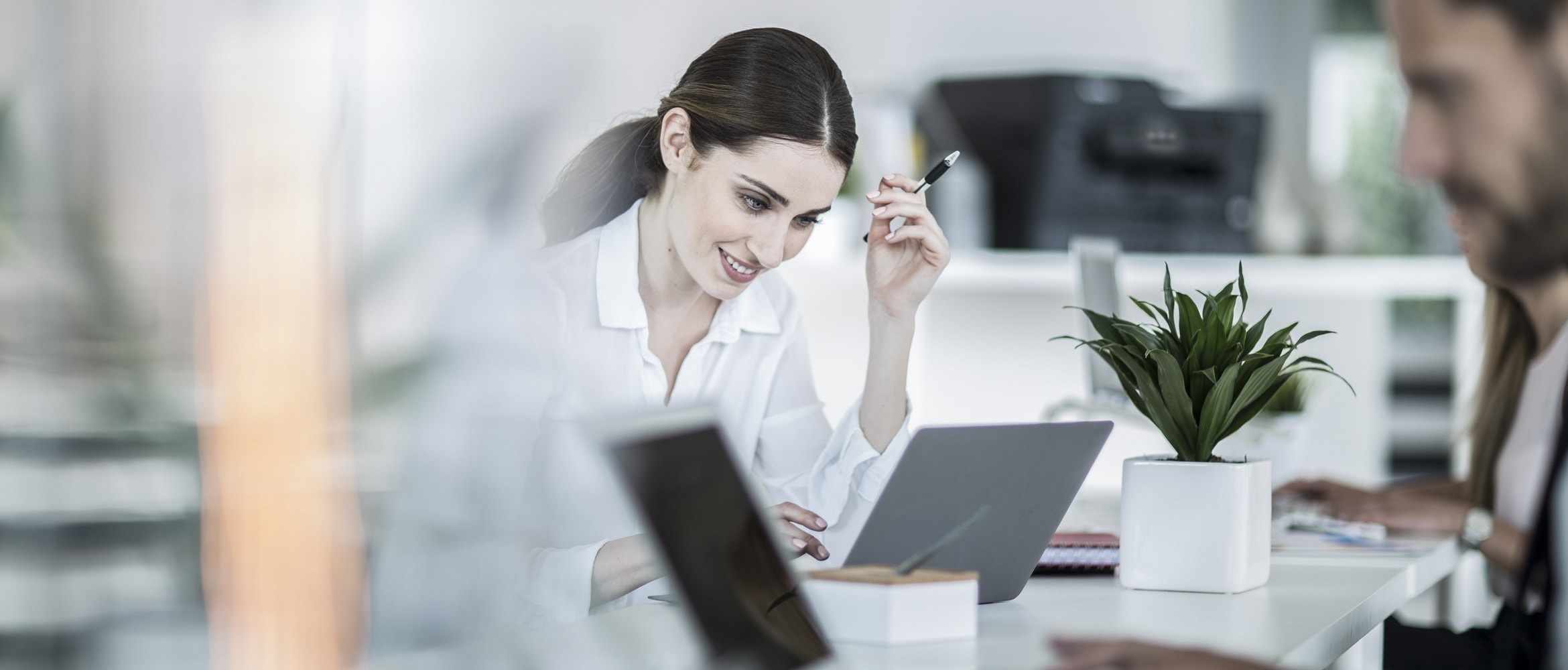 Ragazza sorridente al lavoro con il suo laptop