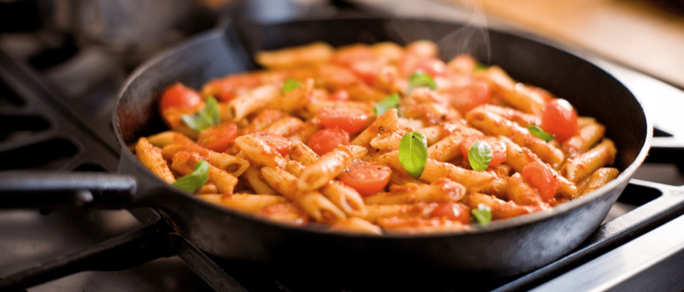 buona pasta con diversi ingredienti su una padella