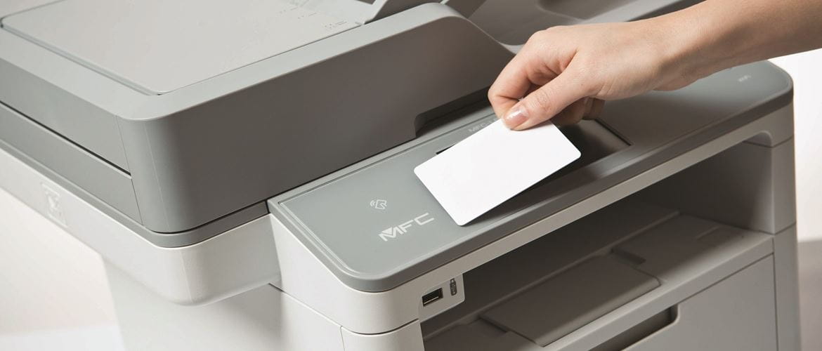 Card NFC avvicinata a stampante multifunzione laser monocromatica Brother MFCL6900DW