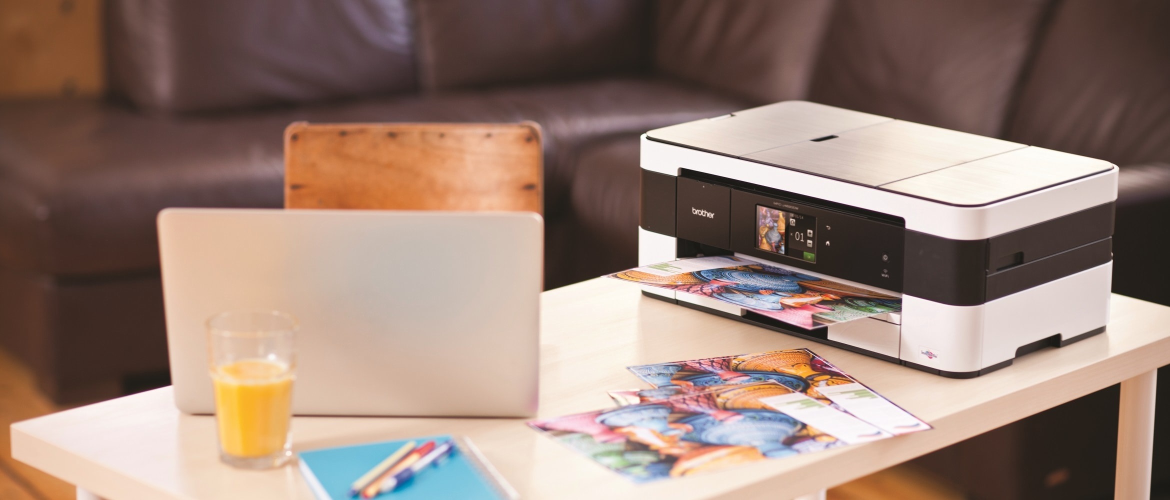 Stampante multifunzione inkjet con A3 Brother MFCJ4620DW su un tavolino in casa
