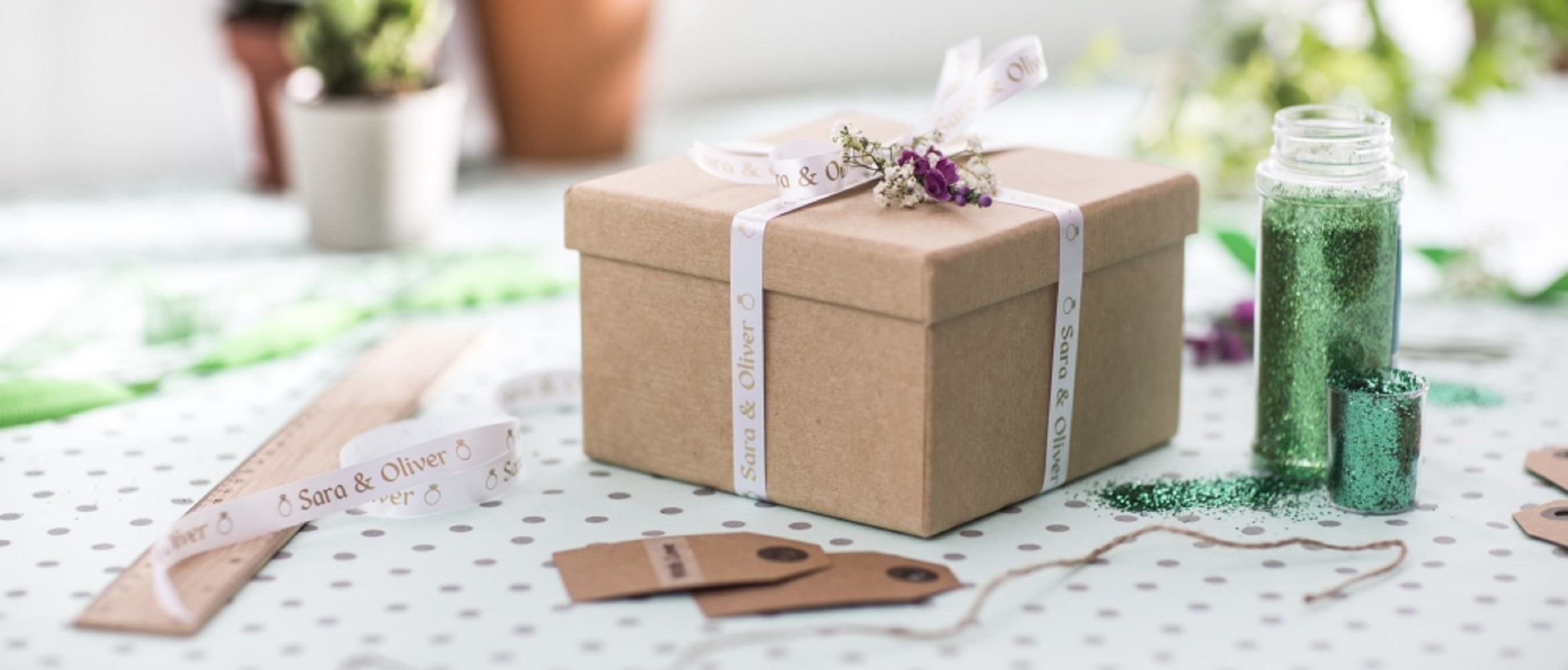 Pacchetto regalo etichettato con nastro spieciale in tessuto Brother