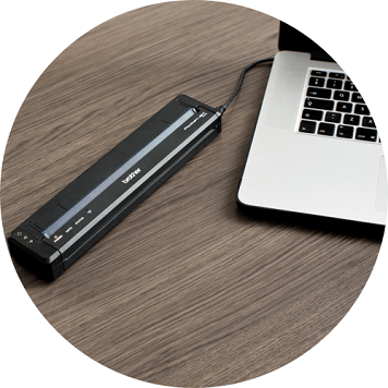 Stampante portatile PockeJet collegata al PC tramite cavo USB