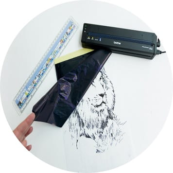 Stencil con leone stampato con la stampante portatile Brother PockeJet