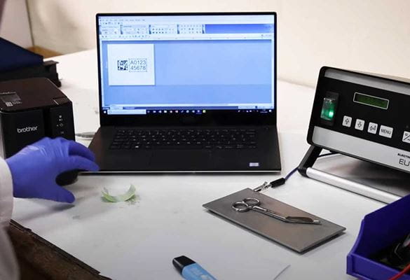 tavolo con laptop e attrezzatura per la marcatura elettrolitica